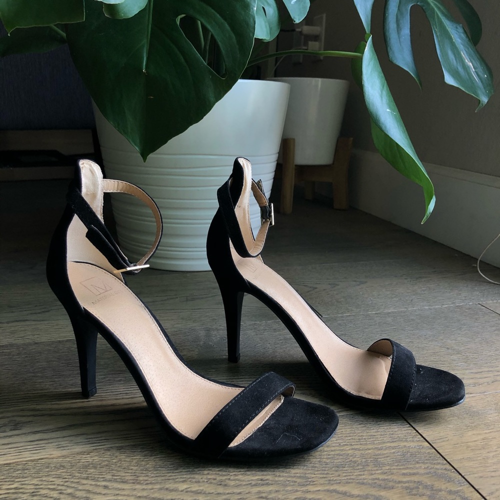 BLACK ANKLE STRAP HEEL